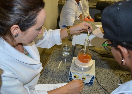 Profa. Karla (esquerda) durante atividade no laboratório